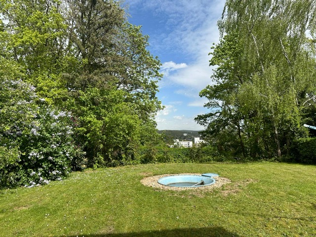 Attraktive und beliebte Wohnlage – 6 Zimmer – 2 Badezimmer, Balkon – Garten