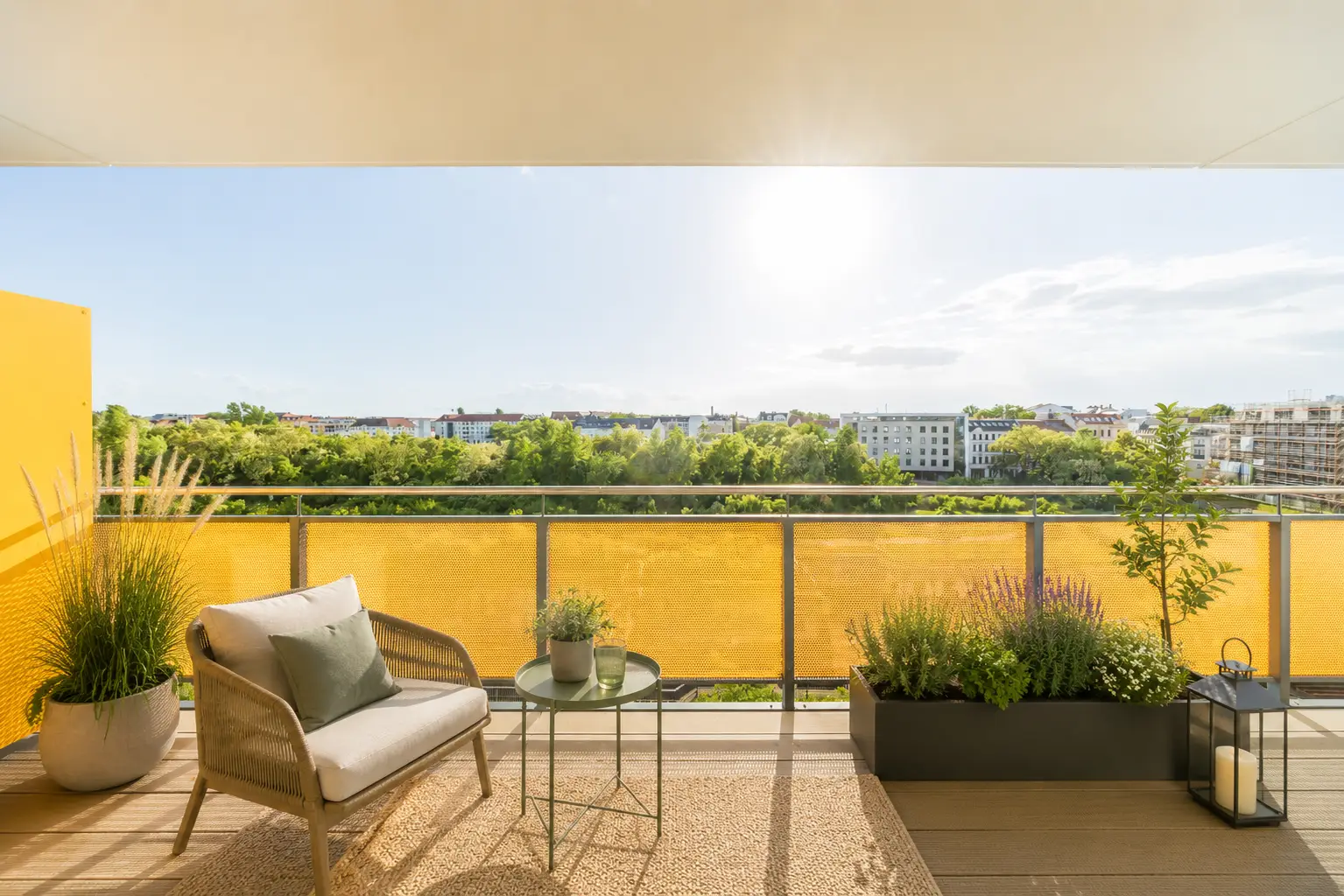 Sonniger Balkon mit Parkblick einer Eigentumswohnung im Neubauprojekt BUWOG AM NEUEN PARK Leipzig