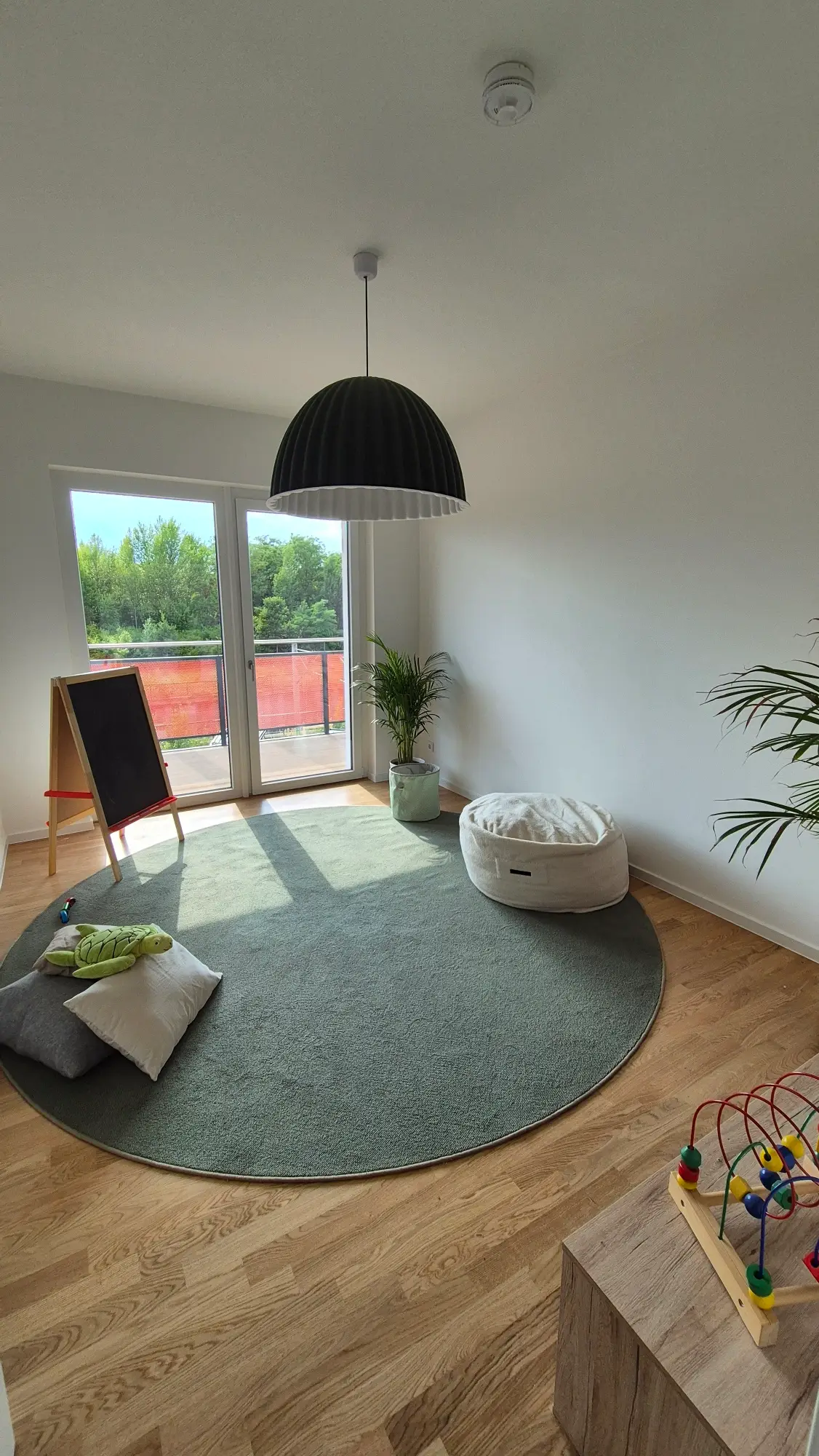 Spielzimmer einer möblierten Musterwohnung in Leipzig im Neubauprojekt Buwog Am neuen Park