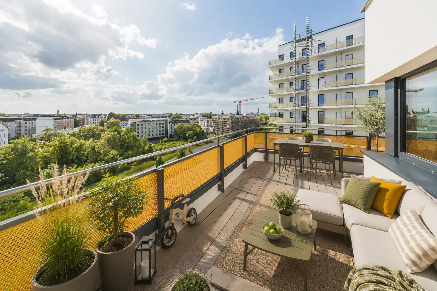 Großzügiger möblierter Balkon einer 4-Zimmer-Wohnung mit Parkblick im Wohnquartier BUWOG AM NEUEN PARK in Leipzig