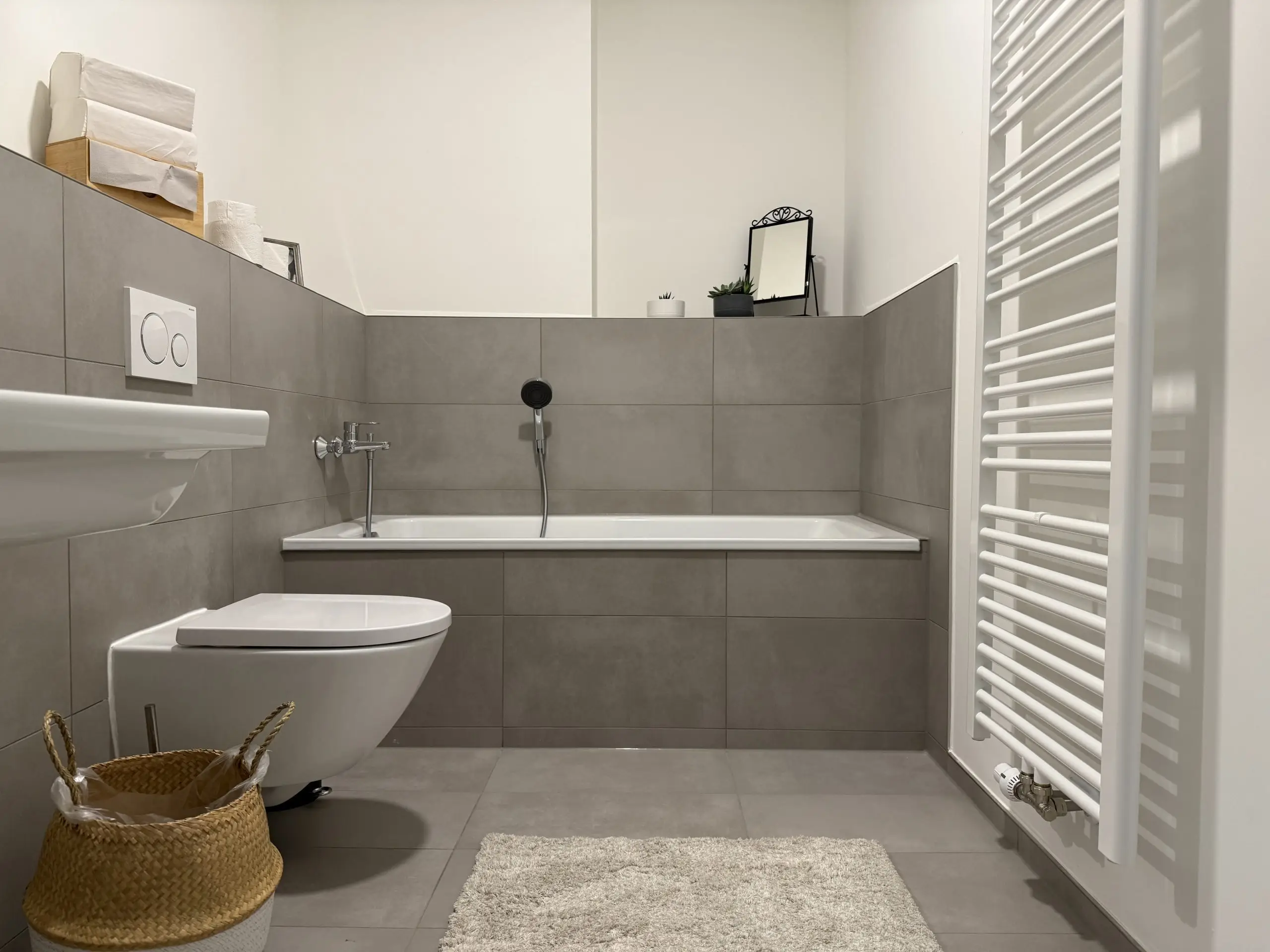 Badezimmer einer möblierten Musterwohnung in Leipzig im Neubauprojekt Buwog Am neuen Park