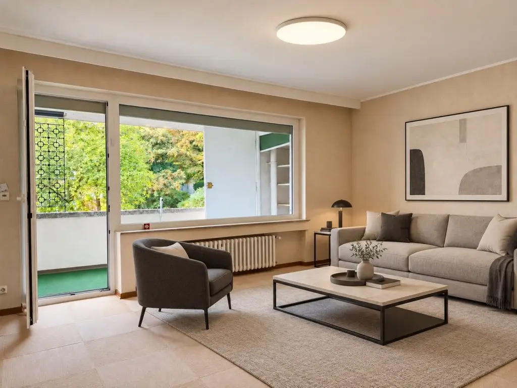 Helles Wohnzimmer mit Balkon und Blick ins Grüne in Wiesbaden-Schierstein