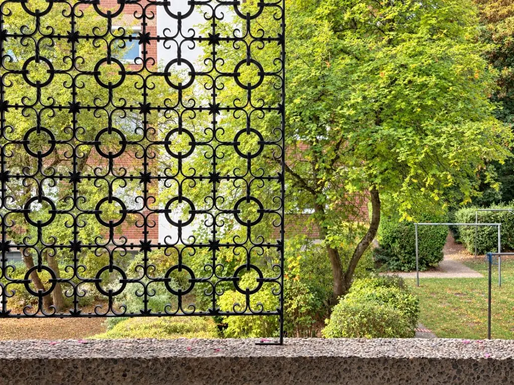 Blick vom Balkon in die grüne Wohnanlage in Wiesbaden-Schierstein