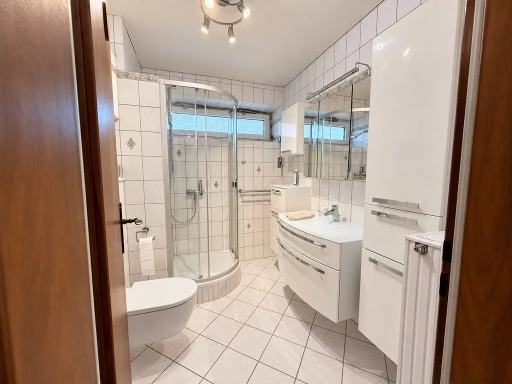 Tageslichtbad mit Dusche und Waschtisch in der Wohnung in Wiesbaden-Schierstein