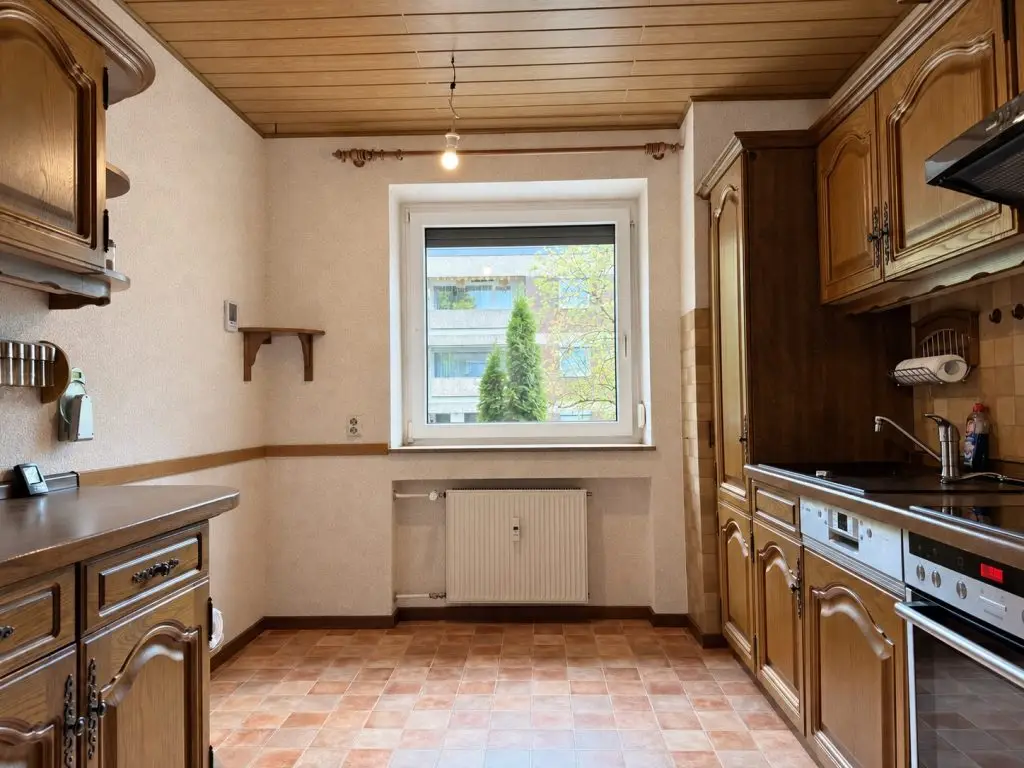 Separate großzügige Küche mit Fenster in der 3-Zimmer-Wohnung