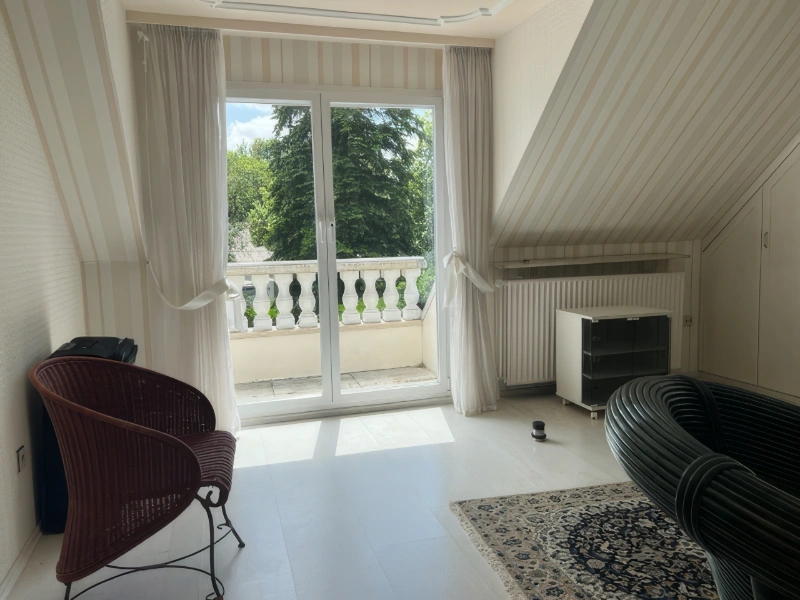 Zimmer mit Balkon