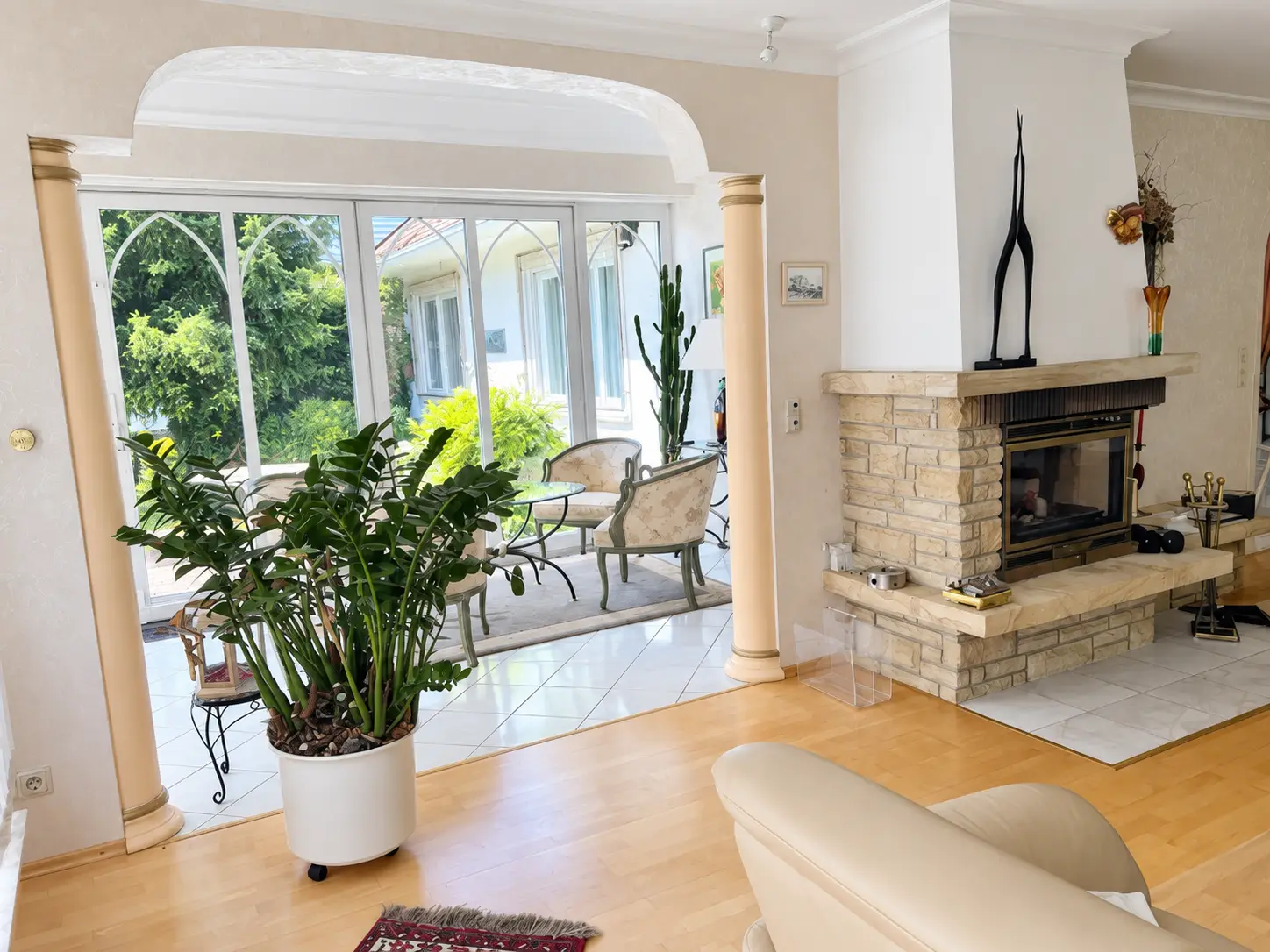 Wohnbereich mit Kamin und Wintergarten in Wiesbaden-Bierstadt – GSK Immobilien