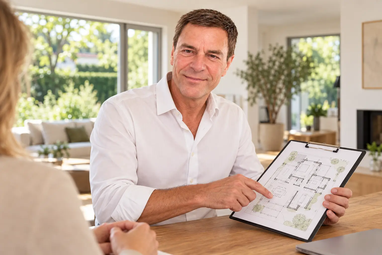 Hans-Peter Klinger erläutert einen Grundriss bei der Immobilienbewertung – inszeniertes Markenmotiv