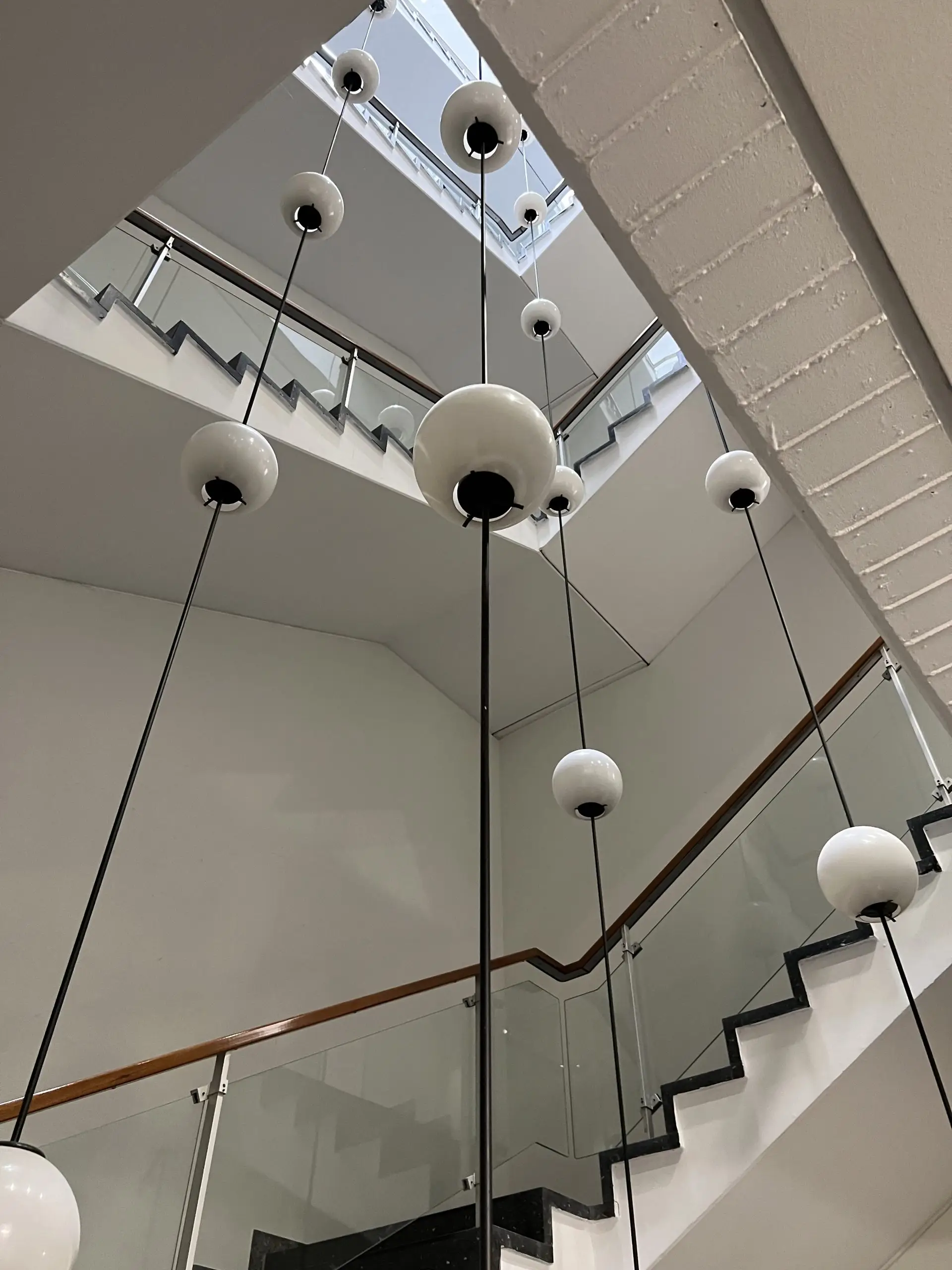 Treppenhaus mit Lichtinstallation bei Shurgard in Wiesbaden-Biebrich