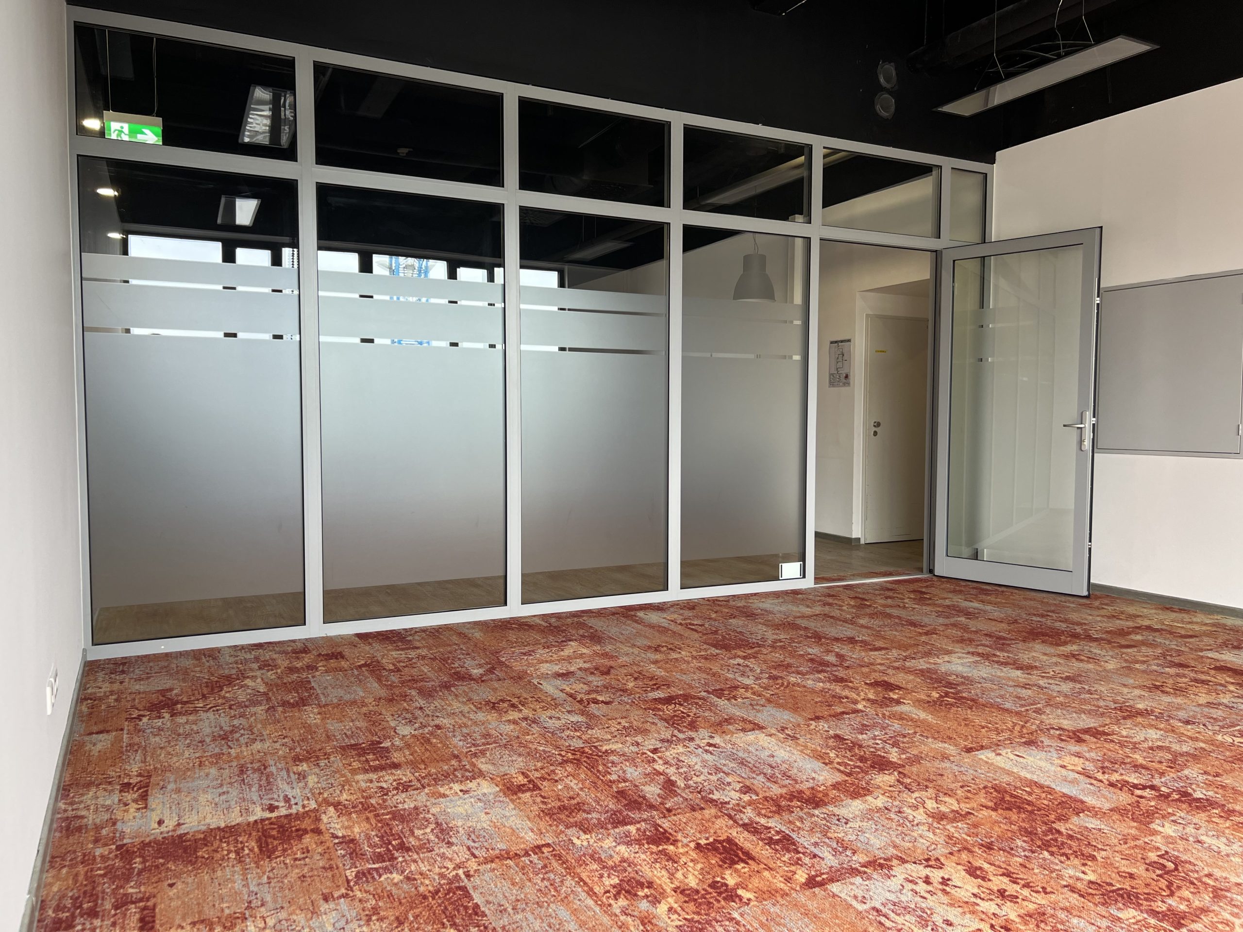 Büro mit Glasfront bei Shurgard in Wiesbaden-Biebrich