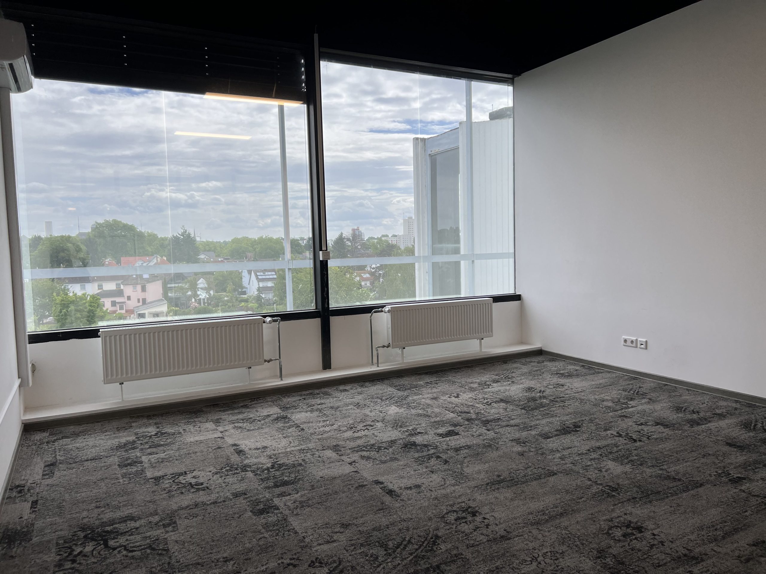 Büro mit Fensterfront bei Shurgard in Wiesbaden-Biebrich